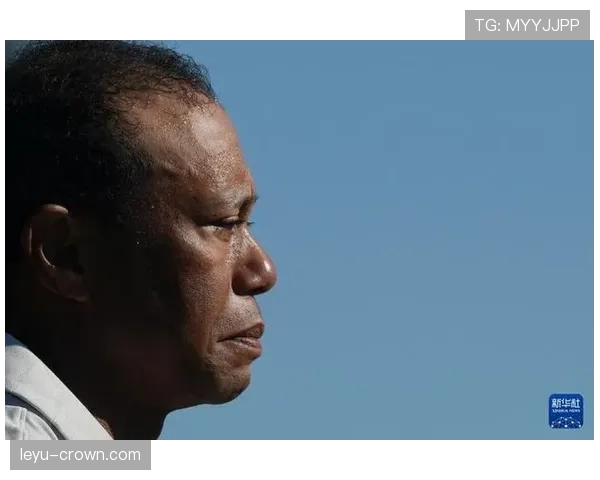 泰格·伍兹穿拖鞋回家那一刻,亿万身价像被按了静音键 泰格·伍兹穿拖鞋回家那一刻,亿万身价像被按了静音键